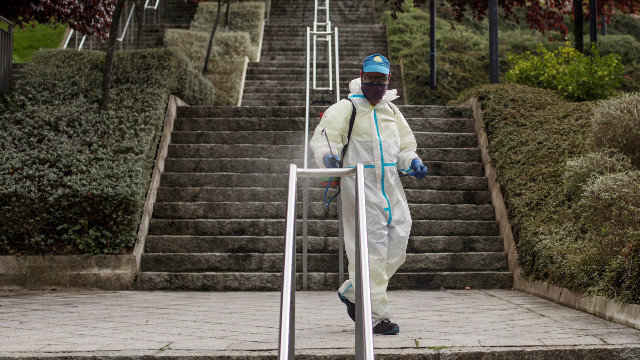 Operarios del Ayuntamiento de Orense llevan a cabo labores de desinfección en las calles de la ciudad. BRAIS LORENZO (EFE)