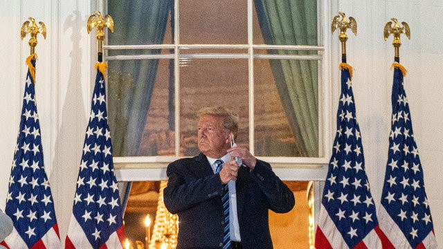 Trump se quita la mascarilla a su llegada a la Casa Blanca. EFE