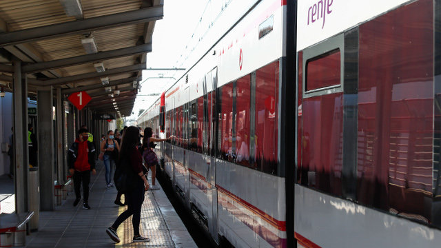 Varias personas suben a un tren en Móstoles. EP