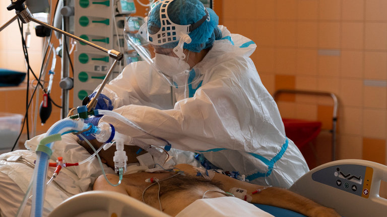 Una enfermera atiende a un paciente con coronavirus en Praga. EUROPA PRESS