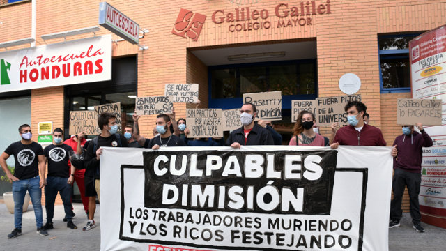 Protesta fronte ao colexio maior onde se iniciou o brote en Valencia. EUROPA PRESS