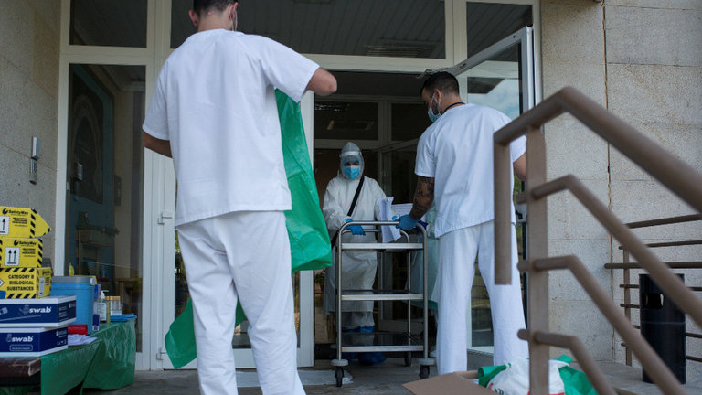 Varios sanitarios en la entrada de una residencia de Ourense. BRAIS LORENZO