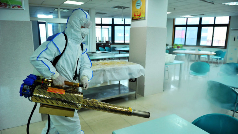 Labores de desinfección de un edificio de Qingdao. EFE