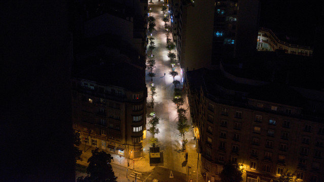 Una calle de Ourense vacía tras el toque de queda. EFE