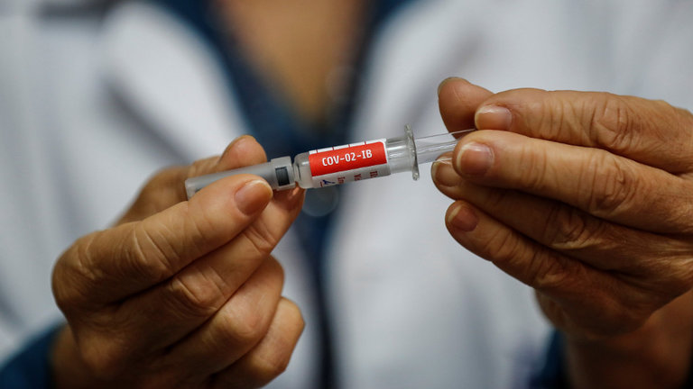 Una enfermera presenta una de las vacunas desarrolladas para combatir el covid-19. SEBASTIAO MOREIRA (EFE)