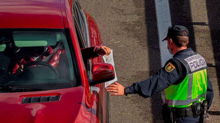 Un agente de la Policía en un control instalado a la entrada de Oviedo por la autopista A-66. ALBERTO MORANTE (EFE)