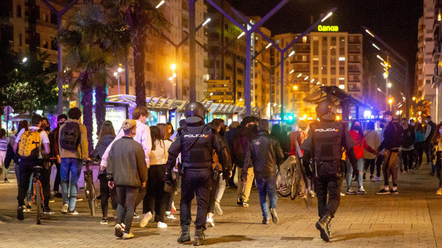 Agentes dispersan a jóvenes en las calles de Logroño