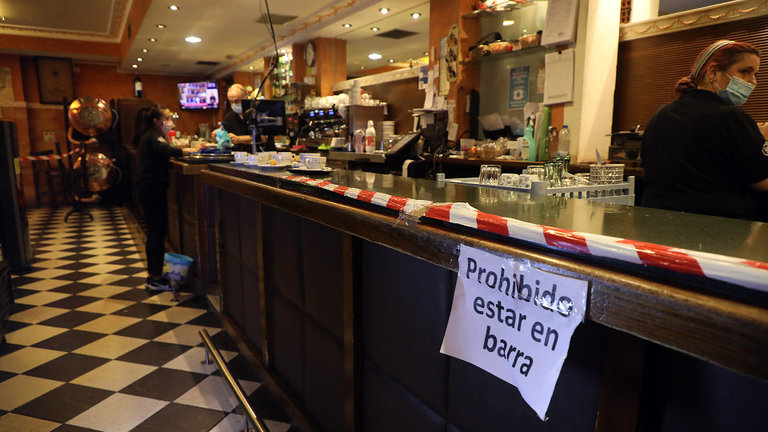 Restricciones en un bar de Santiago. PEPE FERRÍN (AGN)