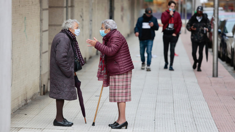 Señoras falando nunha rúa de Pontevedra. GONZALO GARCÍA