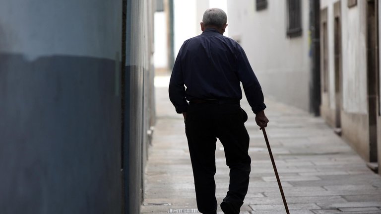 Una persona mayor paseando. EP
