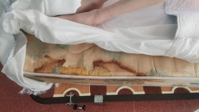 Estado en el que encontraron una de las camas utilizada por una residente de la residencia de Salvaterra.EFE