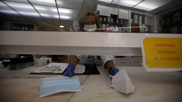 Una farmacéutica muestra las mascarillas a la venta. VICTORIA RODRÍGUEZ (ARCHIVO)