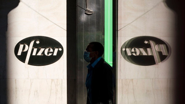 Un hombre pasa ante la sede de Pfizer en Nueva York. EFE