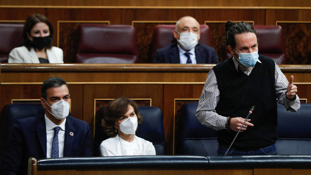 Pablo Iglesias habla en el Congreso en presencia de Pedro Sánchez y Carmen Calvo. EFE