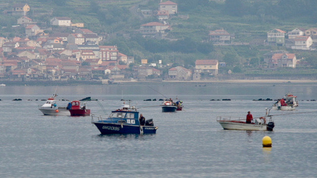 Imagen de archivo del inicio del marisqueo en la zona de Praceres. GONZALO GARCÍA