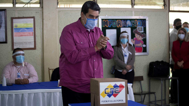 Maduro vota en las elecciones. RAYNER PEÑA