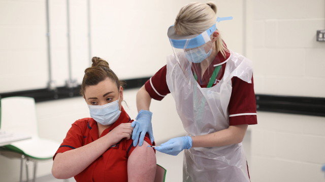 Una sanitaria recibe la vacuna de Pfizer este martes en Belfast. EFE