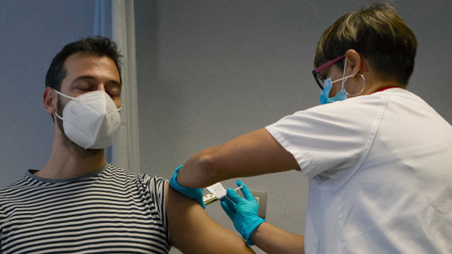 Un voluntario se vacuna en Barcelona. ENRIC FONTCUBERTA