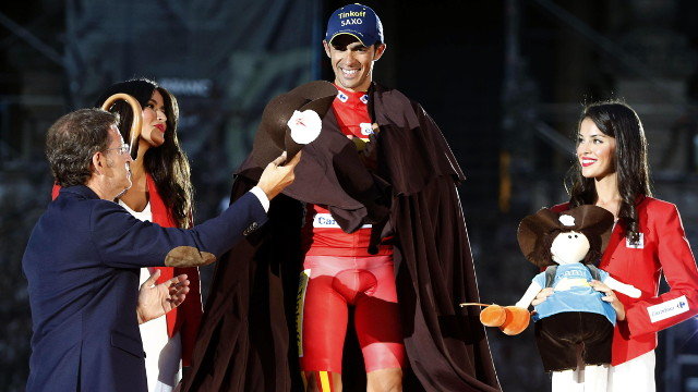 Feijóo con Alberto Contador, ganador de la edición de 2014. ARCHIVO