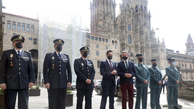 El secretario de Estado de Seguridad, Rafael Pérez, y el delegado del Gobierno en Galicia, José Miñones, posan en la Praza del Obradoiro.XOÁN REY (Efe)