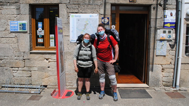Dúas peregrinas alemás, Nicole Thoms e Conny Bomke, ante o local de Amigos do Camiño de Sarria. PORTO