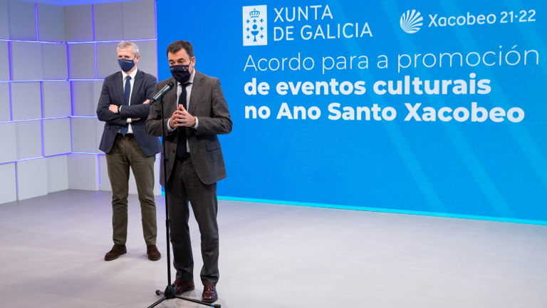 Román Rodríguez y Alfonso Rueda firmando el convenio. EFE