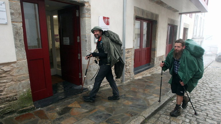 Dos peregrinos entrando en el albergue público de A Fonsagrada. J. VÁZQUEZ / ARCHIVO
