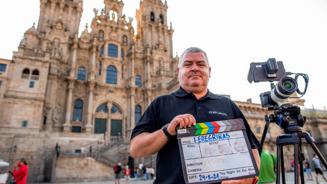 El magistrado y peregrino José Antonio Vázquez Taín rueda este martes en el Obradoiro el documental 'Peregrinas'. EFE ÓSCAR CORRAL