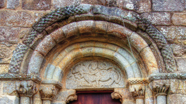 Puerta occidental de la iglesia de San Martiño de Moldes. VIAMAGICAE
