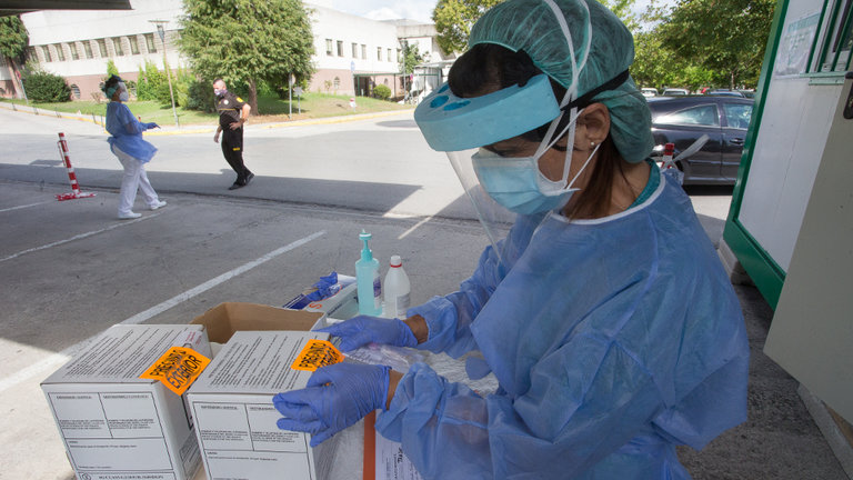 Una sanitaria prepara pruebas PCR en Monforte. EUROPA PRESS