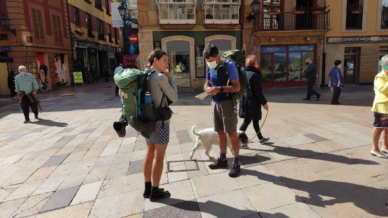 Peregrinos haciendo el Camino a su paso por Oviedo. EUROPA PRESS