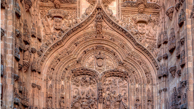 Puerta principal de la catedral Nueva de Salamanca. VÍAMAGICAE