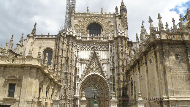 Puerta de la catedral de Sevilla.