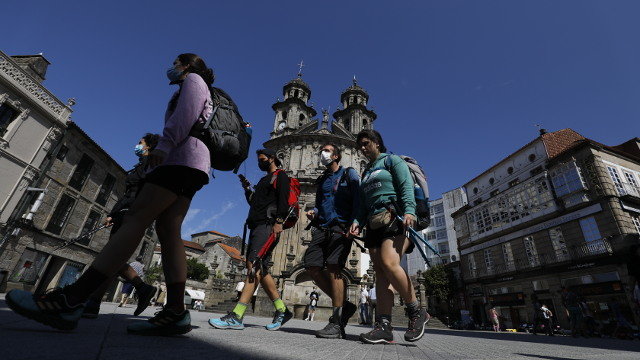 Peregrinos, a su paso por Pontevedra, en la Praza da Peregrina. JAVIER CERVERA-MERCADILLO