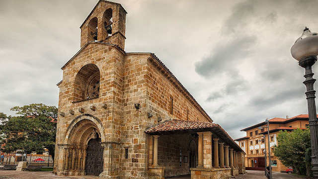 Iglesia de Santa María de la Oliva, en Villaviciosa