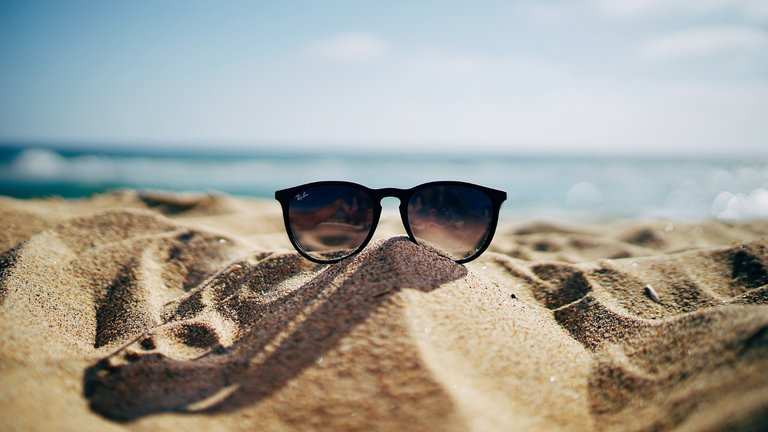 gafas de sol en una playa