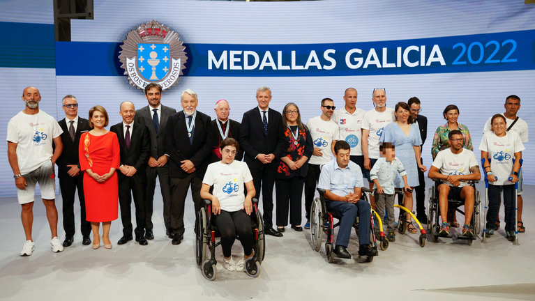 Alfonso Rueda cos gañadores das Medallas de Ouro de Galicia. LAVANDEIRA JR. (EFE)