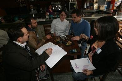La cocinera del Casablanca (centro) presenta su propuesta a los miembros del jurado (Foto: TOÑO PARGA)