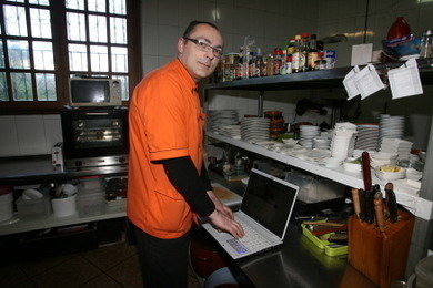 Echalecu, durante un envío de recetas desde su ordenador, en la cocina de El Celler de Monforte (Foto: TOÑO PARGA)