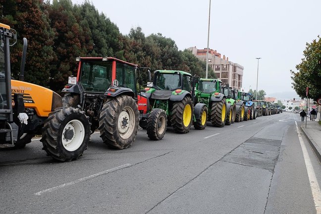 Una fila de tractores en Rodríguez de Viguri, en dirección a San Caetano