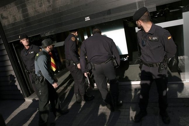 Agentes de la Guardia Civil detienen al tesorero de CDC, Andreu Viloca, por el presunto cobro de comisiones dentro de la operación Petrum