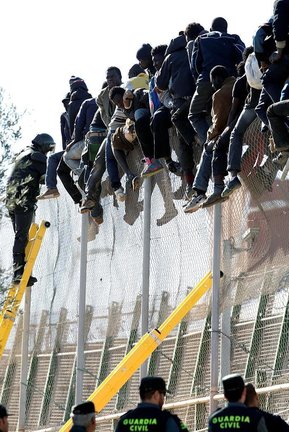 Inmigrantes subsaharianos en la valla de Melilla, en 2015