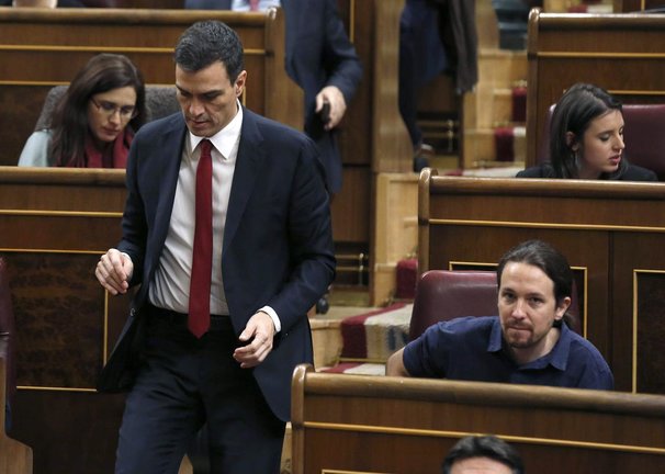 El secretario general del PSOE, Pedro Sánchez, pasa junto al líder de Podemos, Pablo Iglesias, durante la sesión constitutiva de la Cámara Baja