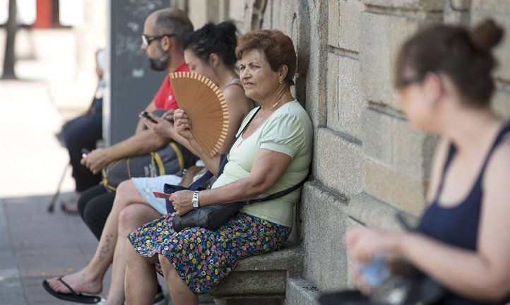 Una mujer intenta refrescarse con un abanico en Ourense