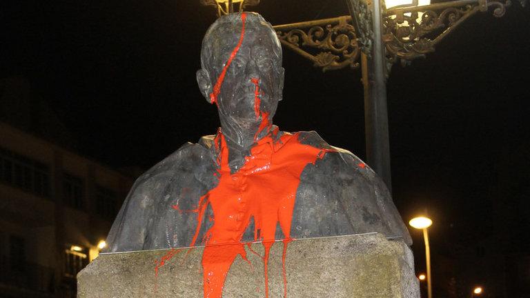 Ataque de unos encapuchados al busto de Manuel Fraga en Vilalba. MARTA MANCEBO