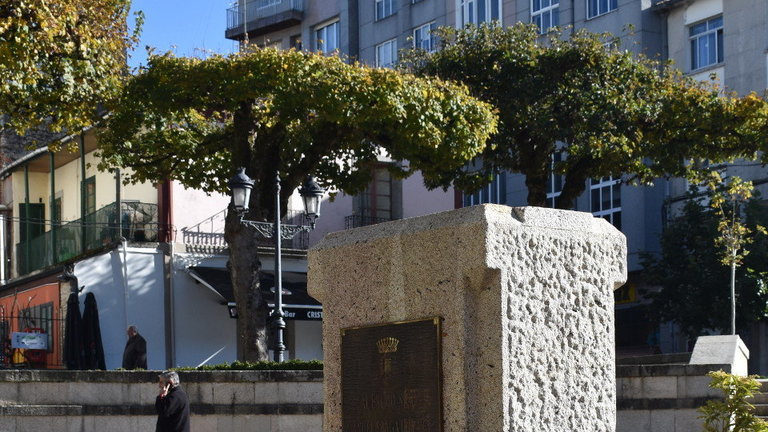 El busto de Fraga falta de su Pedestal en Vilalba