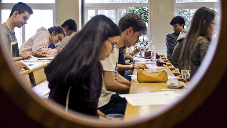 Estudiantes, ante el primer examen en Evaluación de Bachillerato para el Acceso a la Universidad. SALVADOR SAS