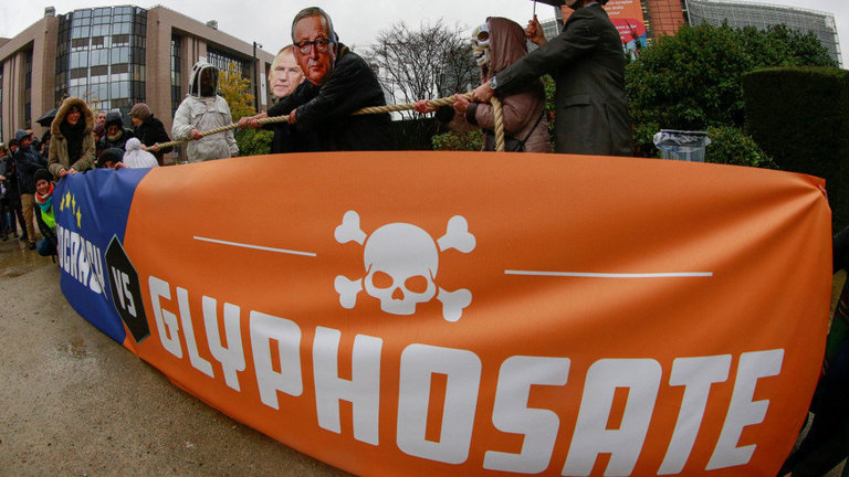 Activistas se congregan en protesta contra el herbicida glifosato frente a la sede de la CE en Bruselas