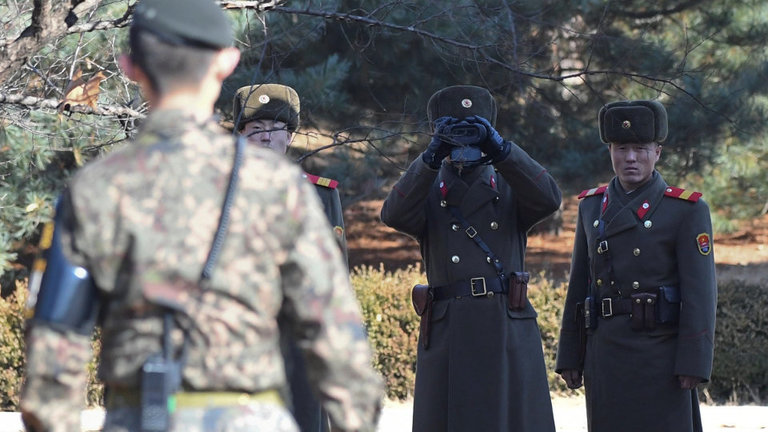 Soldados de las dos coreas, frente a fente, separados por la frontera.EFE