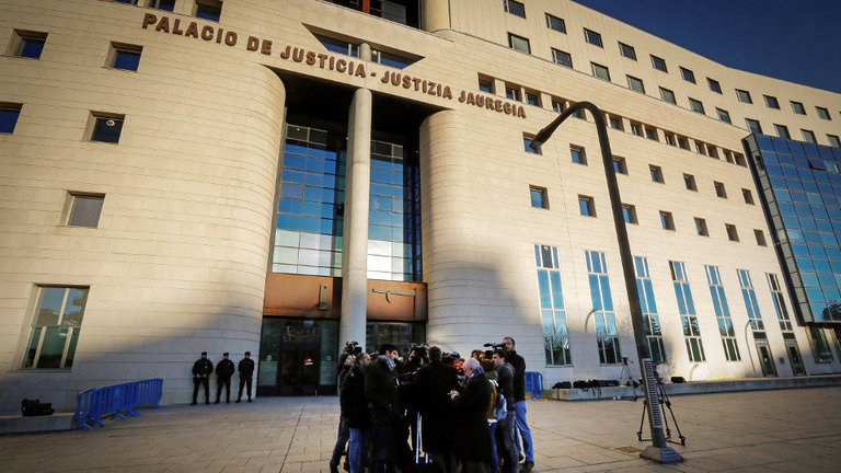 El abogado de tres de los cinco procesados por la presunta violación grupal atiende a los periodistas a su llegada al Palacio de Justicia. VILLAR LÓPEZ (EFE)